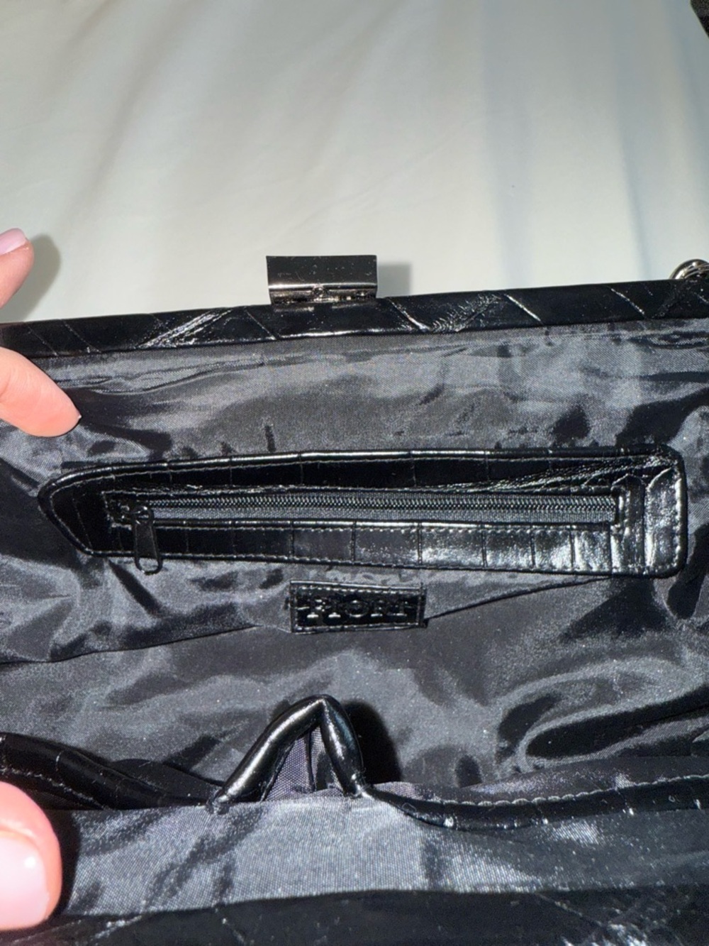 Crocodile-embossed Clutch with Silver Chain - Picture 7 of 12